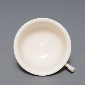 Un bol à décor appliqué en porcelaine blanc de Chine de Dehua, marque en creux, Kangxi — photo 5