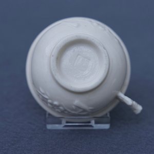 Un bol à décor appliqué en porcelaine blanc de Chine de Dehua, marque en creux, Kangxi — photo 8