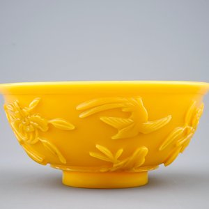 Un bol à décor en relief en verre de Pékin, Chine 19ème — photo 3