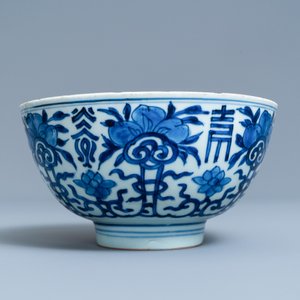 Un bol à décor 'Shou' en porcelaine de Chine en bleu et blanc, marque 'Shen de tang bo gu zhi', Kangxi — photo 4