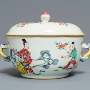 Un bol à deux anses en porcelaine de Chine famille rose, Yongzheng — photo 3