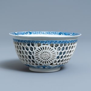 Un bol à double paroi ajourée en porcelaine de Chine en bleu et blanc, Kangxi — photo 1