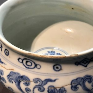 Un bol à offrande en porcelaine de Chine bleu et blanc, inscription de Xuande, 19/20ème — photo 14