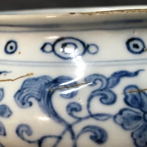 Un bol à offrande en porcelaine de Chine bleu et blanc, inscription de Xuande, 19/20ème — photo 18