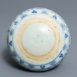 Un bol à offrande en porcelaine de Chine bleu et blanc, inscription de Xuande, 19/20ème — photo 7