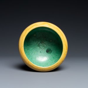 Un bol à offrandes en porcelaine de Chine jaune monochrome à intérieur en vert, Kangxi — photo 6