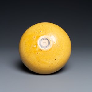 Un bol à offrandes en porcelaine de Chine jaune monochrome à intérieur en vert, Kangxi — photo 7