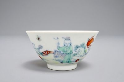 Un bol à thé en porcelaine de Chine doucai à décor de garçons jouants, marque de Yongzheng, 19/20ème