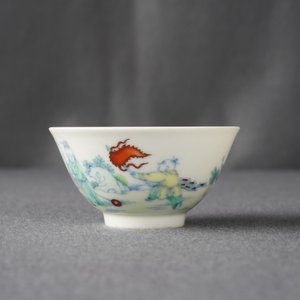 Un bol à thé en porcelaine de Chine doucai à décor de garçons jouants, marque de Yongzheng, 19/20ème — photo 8