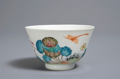 Un bol à vin en porcelaine de Chine famille rose, marque de Shen De Tang Zhi, 20ème