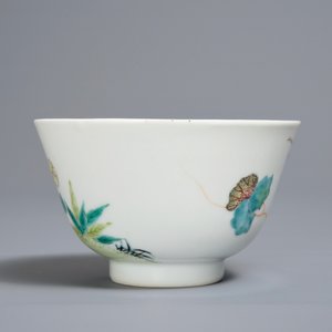 Un bol à vin en porcelaine de Chine famille rose, marque de Shen De Tang Zhi, 20ème — photo 4