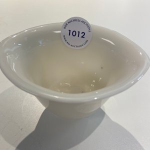 Un bol à vin tripod à inscription en porcelaine blanc de Chine de Dehua, Kangxi — photo 15
