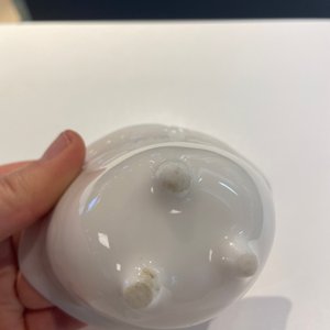 Un bol à vin tripod à inscription en porcelaine blanc de Chine de Dehua, Kangxi — photo 18