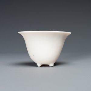 Un bol à vin tripod à inscription en porcelaine blanc de Chine de Dehua, Kangxi — photo 2