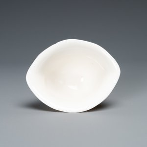 Un bol à vin tripod à inscription en porcelaine blanc de Chine de Dehua, Kangxi — photo 6