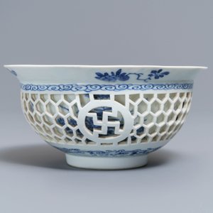 Un bol ajouré à double parois en porcelaine de Chine bleu et blanc, Kangxi — photo 2