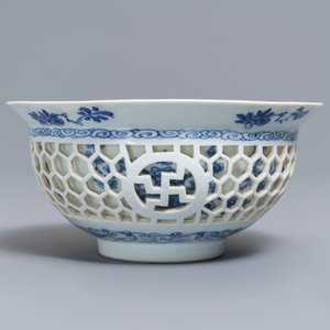 Un bol ajouré à double parois en porcelaine de Chine bleu et blanc, Kangxi — photo 3