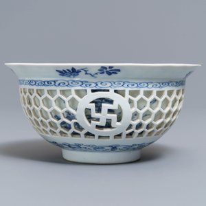 Un bol ajouré à double parois en porcelaine de Chine bleu et blanc, Kangxi — photo 4