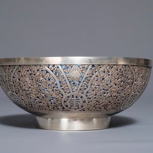 Un bol ajouré en argent monté d'un intérieur en verre bleu, Chine, 19/20ème — photo 1