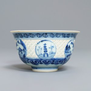 Un bol ajouré en porcelaine de Chine bleu et blanc, époque Transition — photo 1