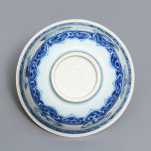 Un bol ajouré en porcelaine de Chine bleu et blanc, époque Transition — photo 6