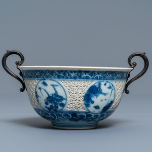 Un bol ajouré en porcelaine de Chine en bleu et blanc à monture en argent, époque Transition — photo 2