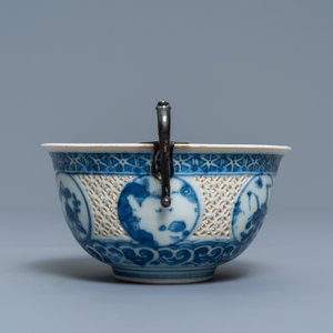Un bol ajouré en porcelaine de Chine en bleu et blanc à monture en argent, époque Transition — photo 3