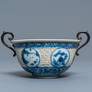 Un bol ajouré en porcelaine de Chine en bleu et blanc à monture en argent, époque Transition — photo 4