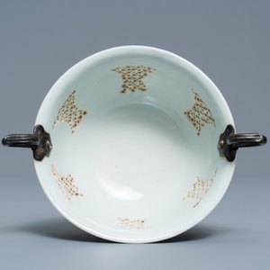 Un bol ajouré en porcelaine de Chine en bleu et blanc à monture en argent, époque Transition — photo 5