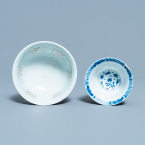 Un bol ajouré et une tasse à double paroi en porcelaine de Chine en bleu et blanc, époque Transition et Kangxi — photo 6