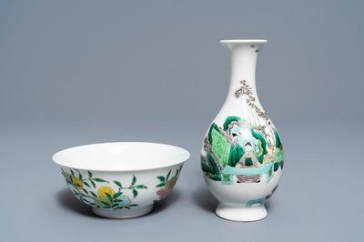 Un bol 'anhua' et un vase en porcelaine de Chine famille verte, marque de Kangxi, 19ème
