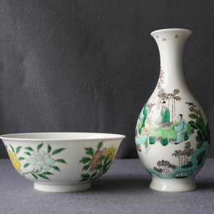 Un bol 'anhua' et un vase en porcelaine de Chine famille verte, marque de Kangxi, 19ème — photo 15