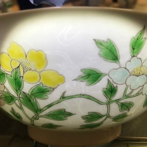 Un bol 'anhua' et un vase en porcelaine de Chine famille verte, marque de Kangxi, 19ème — photo 19