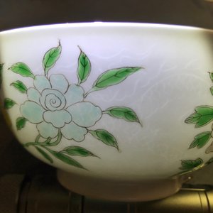 Un bol 'anhua' et un vase en porcelaine de Chine famille verte, marque de Kangxi, 19ème — photo 21
