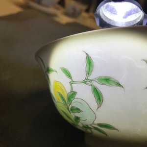 Un bol 'anhua' et un vase en porcelaine de Chine famille verte, marque de Kangxi, 19ème — photo 23