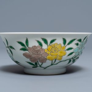 Un bol 'anhua' et un vase en porcelaine de Chine famille verte, marque de Kangxi, 19ème — photo 6