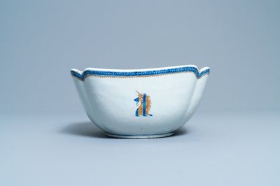 Un bol armorié pour le marché anglais aux armes de Gale en porcelaine de Chine en bleu, blanc et doré, Qianlong