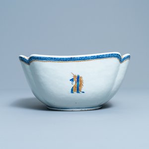 Un bol armorié pour le marché anglais aux armes de Gale en porcelaine de Chine en bleu, blanc et doré, Qianlong — photo 1