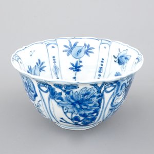 Un bol "au corbeau" en porcelaine de Chine bleu et blanc, Ming, Wanli — photo 5
