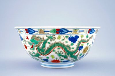 Un bol au dragon et phénix en porcelaine de Chine wucai, marque et période de Daoguang