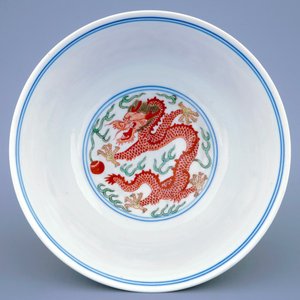 Un bol au dragon et phénix en porcelaine de Chine wucai, marque et période de Daoguang — photo 5