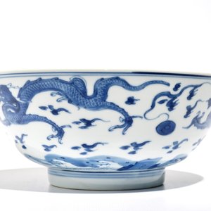 Un bol aux dragons en porcelaine de Chine bleu et blanc, Kangxi — photo 2