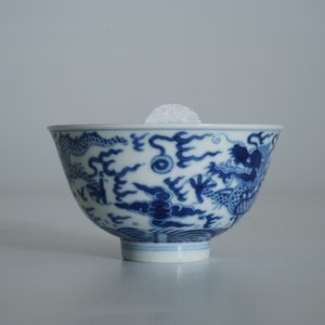 Un bol aux dragons en porcelaine de Chine bleu et blanc, marque de Daoguang, 19/20ème — photo 13