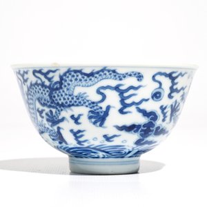 Un bol aux dragons en porcelaine de Chine bleu et blanc, marque de Daoguang, 19/20ème — photo 4