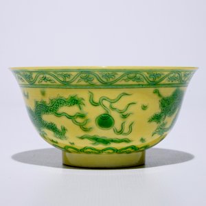 Un bol aux dragons en porcelaine de Chine émaillée jaune et vert, marque de Jiaqing, 19/20ème — photo 5