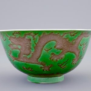 Un bol aux dragons en porcelaine de Chine vert et aubergine, marque et époque de Kangxi — photo 1