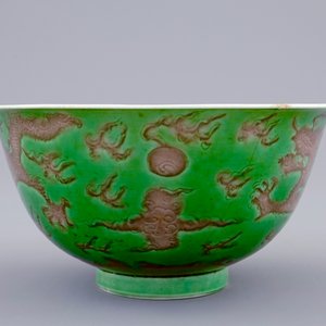 Un bol aux dragons en porcelaine de Chine vert et aubergine, marque et époque de Kangxi — photo 2