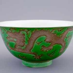 Un bol aux dragons en porcelaine de Chine vert et aubergine, marque et époque de Kangxi — photo 7