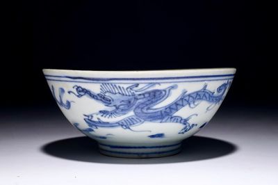 Un bol aux dragons en porcelaine de l'épave Hatcher Cargo, époque Transition