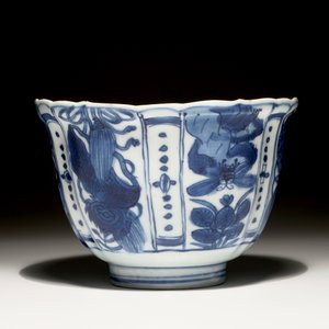 Un bol "corbeaux" en porcelaine de Chine bleu et blanc, Ming, Wanli — photo 3